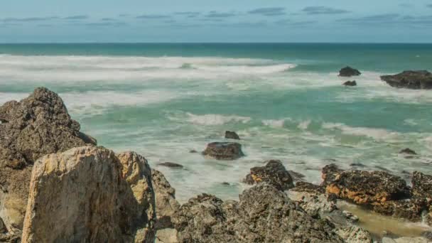 Подробный вид на вулканическое побережье с высокими скалами и волнами, пробивающимися через вулканические скалы, Португалия. — стоковое видео
