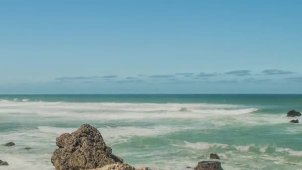 Vista dettagliata della costa vulcanica con alte scogliere e onde che si infrangono sulle rocce vulcaniche, Portogallo. — Video Stock