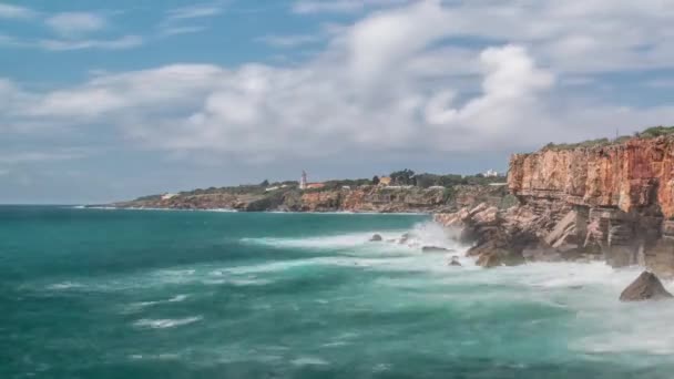 Fortes ondas extremas colidem com a gruta do penhasco, Boca do Inferno, Portugal — Vídeo de Stock