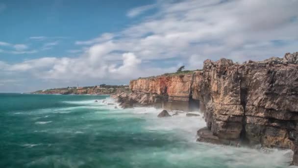 Erős extrém hullámok összeomlik, szikla barlangba grotto, Boca do Inferno, Portugália — Stock videók