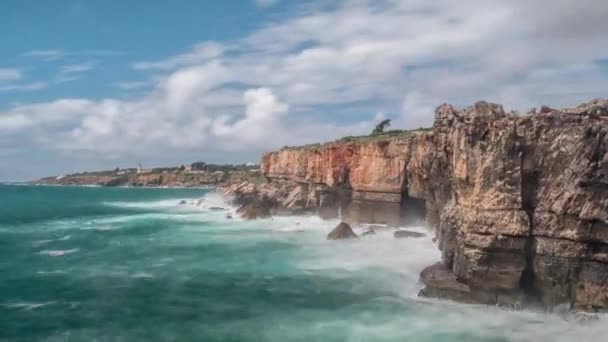 Starke extreme Wellen krachen in Grotto Cliff Höhle, boca do inferno, portugal — Stockvideo