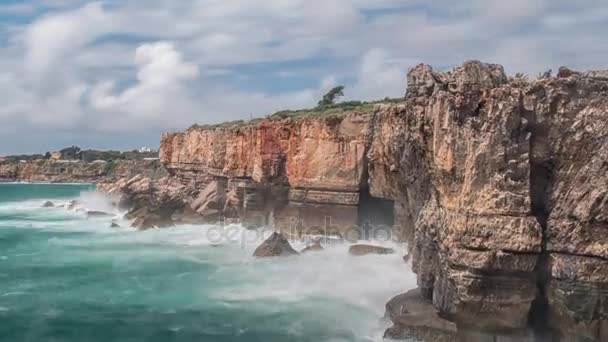 Strong extreme waves crash into grotto cliff cave, Boca do Inferno, Portogallo — Video Stock