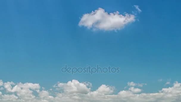 Время красивых белых облаков, движущихся над синим небом — стоковое видео