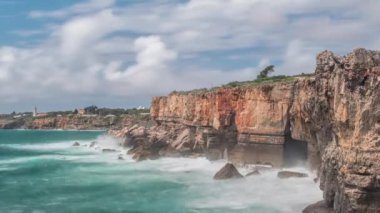 Tehlikeli okyanus dalgalarının uçurumun şeytan ağzı (Boca do Inferno), Portekiz crash.