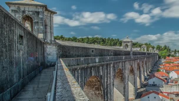 Acueducto histórico en la ciudad de Lisboa construido en el siglo XVIII, Portugal — Vídeo de stock