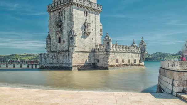 Lisboa, Portugal. La Torre de Belem es una torre fortificada situada en la desembocadura del río Tajo. . — Vídeo de stock