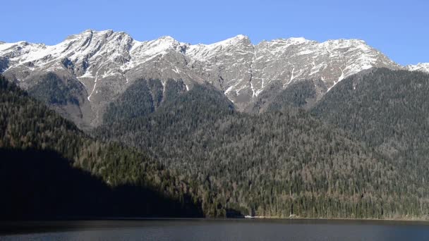 Lago Ritsa e le montagne del Caucaso in Abkhazia — Video Stock