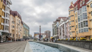Stavropol, Rusya - Ekim, 2017: Uzun boylu Stavropol, çapraz bir melek heykeli yukarıda gökyüzünde. Ve merkezi yayalara. Rusya.