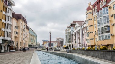 Stavropol, Rusya - Ekim, 2017: Uzun boylu Stavropol, çapraz bir melek heykeli yukarıda gökyüzünde. Ve merkezi yayalara. Rusya.