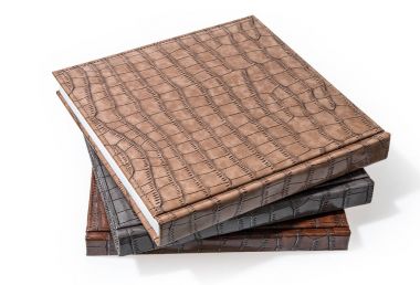 Beyaz bir arka plan üzerinde ciltli kitaplar