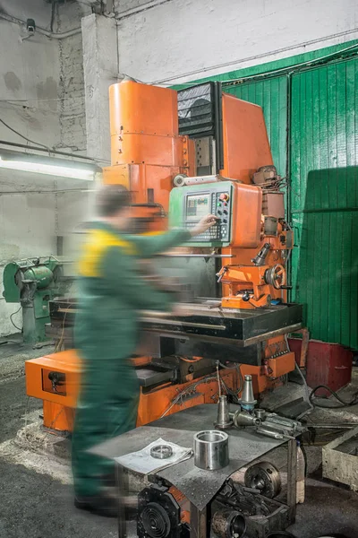 Affrontare il funzionamento di un foglio di metallo sulla macchina di tornitura con utensile da taglio — Foto Stock