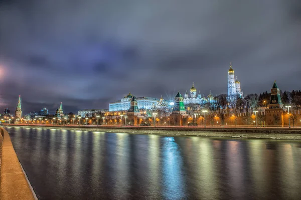 Приголомшливі нічний погляд Кремля взимку, Москва, Росія — стокове фото