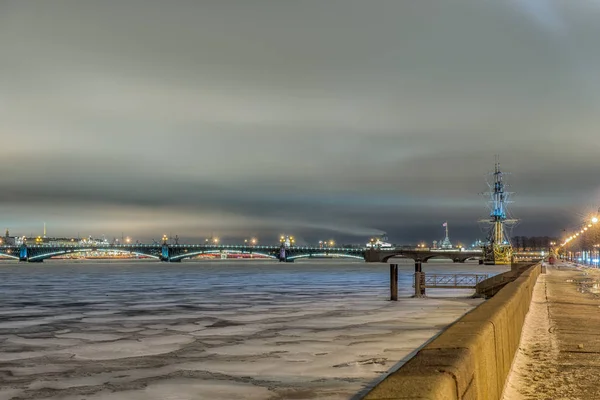 Gyönyörű kilátás Neva folyó Szentpéterváron, Oroszország — Stock Fotó