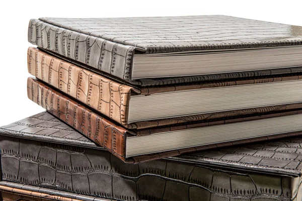 Livros de capa dura deitado sobre um fundo branco — Fotografia de Stock