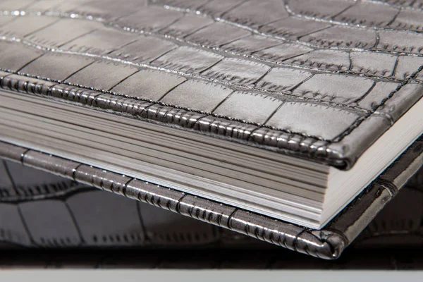 Книжки жорсткого покриття, що лежать на білому тлі — стокове фото