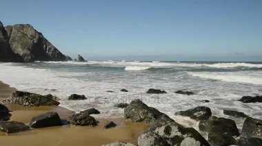 Portekiz 'deki volkanik kayaların üzerinden geçen yüksek kayalıklı ve dalgalı volkanik kıyı şeridinin ayrıntılı görüntüsü.