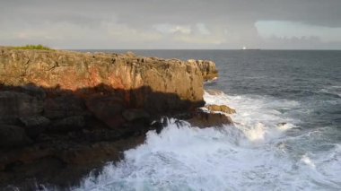 Atlantik Okyanusu kıyısında (Granit kayalar ve deniz kayalıklarla), Portekiz.