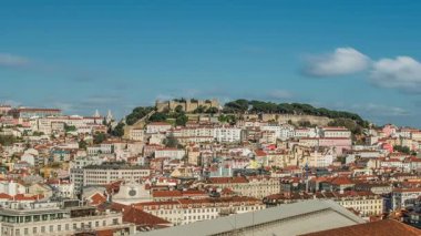 Lizbon şehir manzaralı Mağribi Saint George Castle (Sao Jorge Castle) yaz güneşli gün, Portekiz