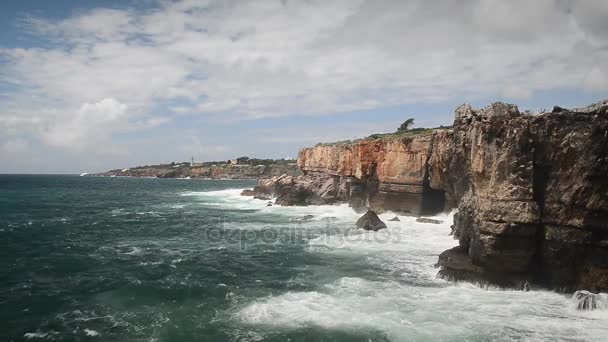 危険な海の波激突崖 悪魔の口 Boca インフェルノ ポルトガル — ストック動画