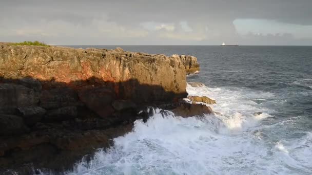 Atlantik Okyanusu Kıyısında Granit Kayalar Deniz Kayalıklarla Portekiz — Stok video
