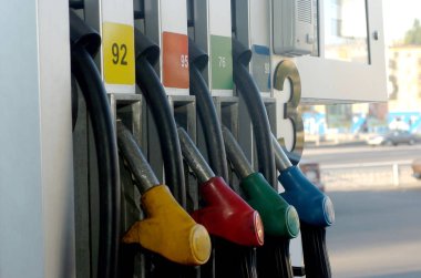 Benzin istasyonunda yakıt tabanca yakın çekim