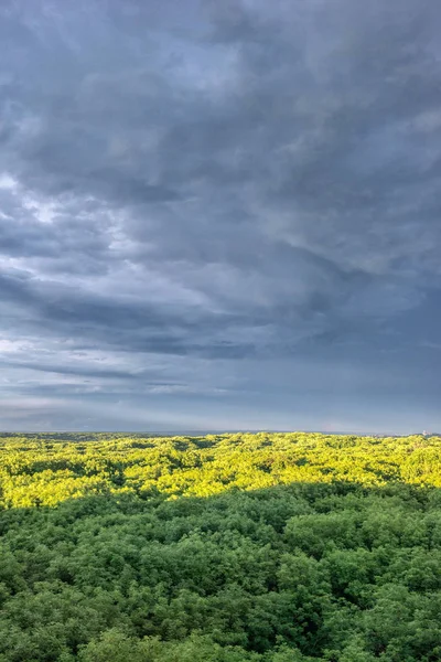 Zonsondergang vanaf de hoogte boven het bos. Stavropol. Rusland — Stockfoto