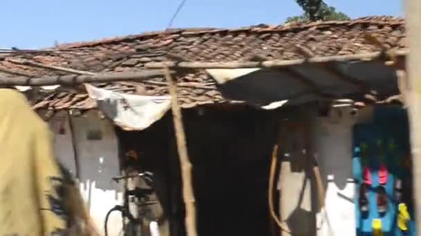 Индия - ФЕВРАЛЬ 2018: Прогулки, езда на велосипеде и работа в деревне — стоковое видео