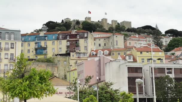 Lisabon, Portugalsko panorama směrem k hradu Sao Jorge. — Stock video