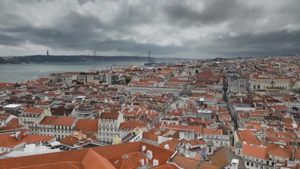 Panoramisch uitzicht van de stad Lissabon en Taag — Stockvideo