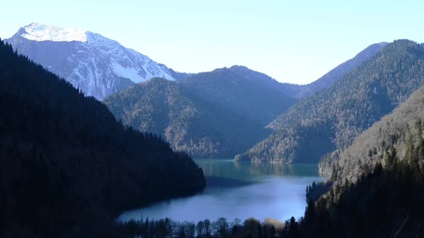 Lake Ritsa and the Caucasus mountains in Abkhazia — Stock Video