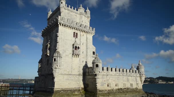 Lizbona, Portugalia. Belem wieży Torre de Belém jest Baszta, położone u ujścia rzeki Tag. — Wideo stockowe