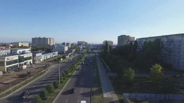 Innenstadt, Straße mit Autos. Russland, Stawropol. — Stockvideo