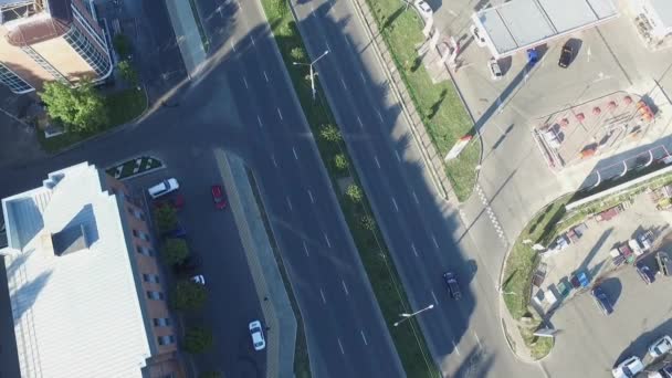 Stadscentrum, straat met auto 's. Rusland, Stavropol. — Stockvideo