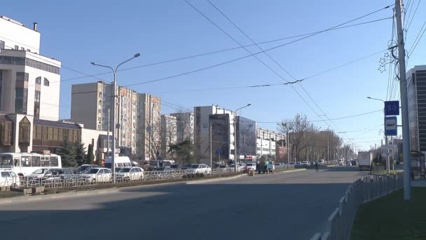 Stadsgatan med bilar. Ryssland, Stavropol. — Stockvideo