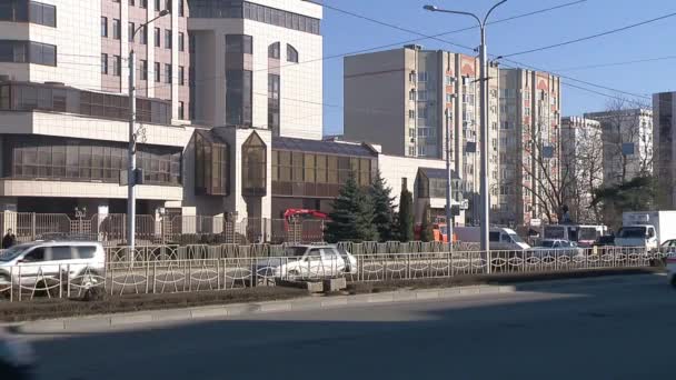 Calle de la ciudad con coches. Rusia, Stavropol. — Vídeos de Stock