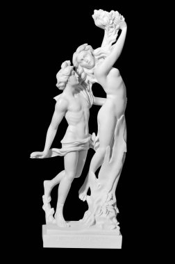 Siyah arka planda bir çift heykeli