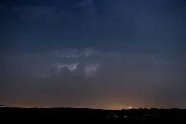 Blixtar blixtar i en himmel under ett starkt åskväder — Stockfoto