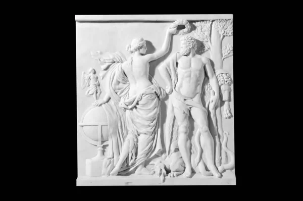 Klassisk marmorplate med antikk scene på svart bakgrunn – stockfoto