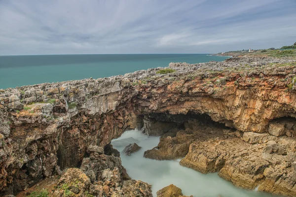 Ισχυρά κύματα ακραία πρόσκρουση σε βράχο σπήλαιο grotto, Boca κάνουν κόλαση, Πορτογαλία — Φωτογραφία Αρχείου