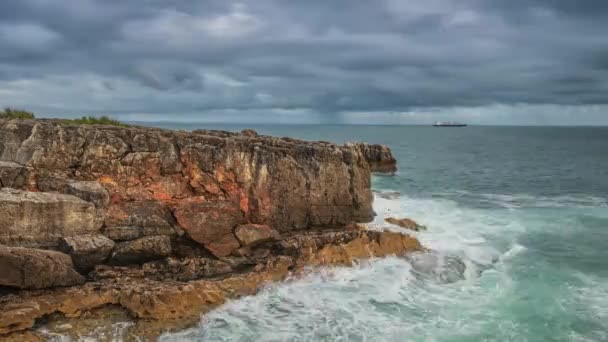 Atlantský oceán pobřeží žulové balvany a skalní útesy, Portugalsko. — Stock video