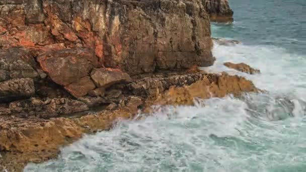 Atlantische Oceaan kust granieten rotsen en kliffen, Portugal. — Stockvideo