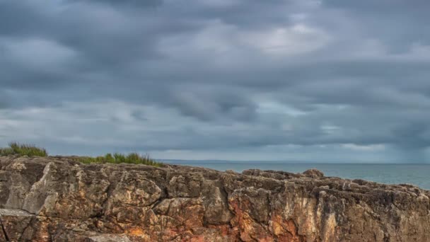 Costa del océano Atlántico rocas de granito y acantilados marinos, Portugal . — Vídeos de Stock