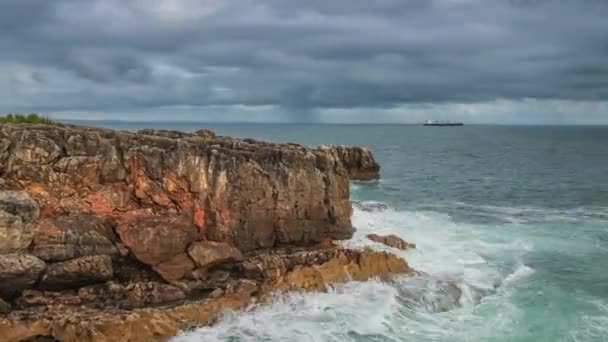 Atlantský oceán pobřeží žulové balvany a skalní útesy, Portugalsko. — Stock video