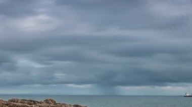 Atlantik Okyanusu kıyısında granit kayalar ve deniz kayalıklarla, Portekiz.