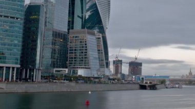 Moskova iş merkezinin yüksek binaları.
