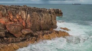 Atlantik Okyanusu kıyısında granit kayalar ve deniz kayalıklarla, Portekiz.