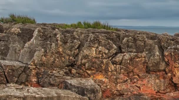 Atlanten kusten granit stenblock och havsklippor, Portugal. — Stockvideo