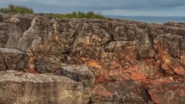 Ατλαντικό ακτή γρανίτη πέτρες και βράχους στη θάλασσα, Πορτογαλία. — Αρχείο Βίντεο
