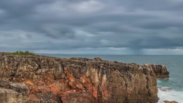 Atlantik Okyanusu kıyısında granit kayalar ve deniz kayalıklarla, Portekiz. — Stok video
