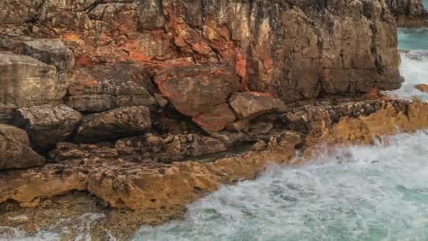 Detaljerad bild av vulkaniska kusten med höga klippor och vågor som bryter över vulkaniska klippor, Portugal. — Stockvideo
